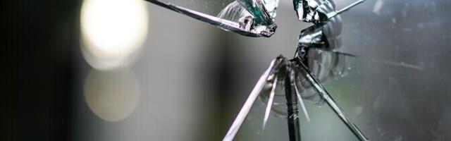 В Нарве злоумышленник разбил в здании окна и нарисовал граффити