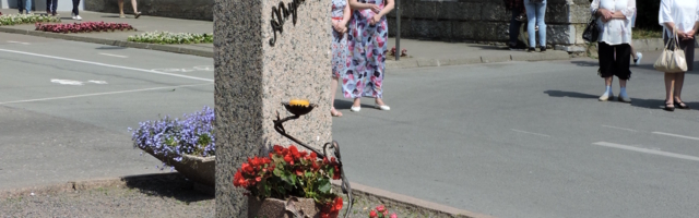 На фоне Пушкина снимается семейство...