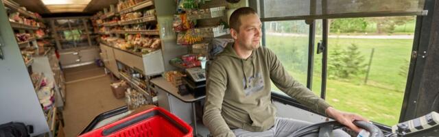 Один человек, один автобус, пятьдесят остановок: торговец поддерживает дело, начатое бабушкой