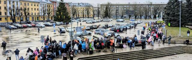 В Нарве на границе образовалась большая очередь. Кажется, она будет только расти