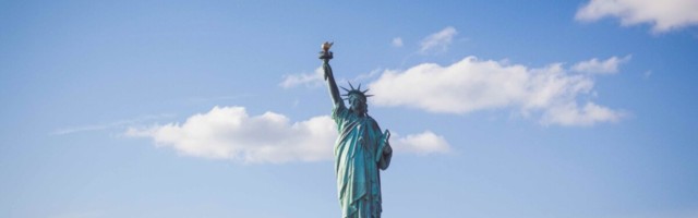 США с ноября начнут пускать полностью вакцинированных иностранцев