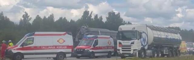 ВИДЕО | Около Сауэ столкнулись грузовик и автобус Lux Express, пострадали несколько человек 