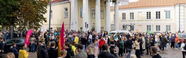 Несколько сотен человек в Вильнюсе призывали президента не применять двойные стандарты