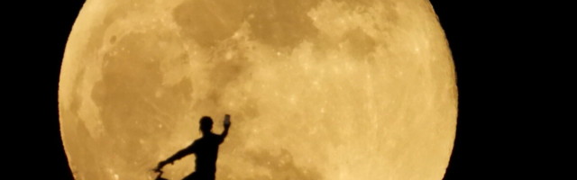 ФОТО | Кровавая суперлуна: какой ее увидели в разных городах мира