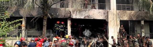 Есть погибшие: в Бангладеш самолет упал на школу