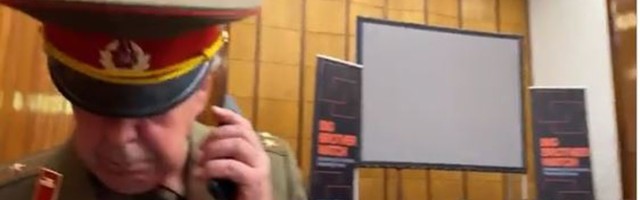 Мужчина в форме советского полковника ударом руки прервал конференцию в Лондоне