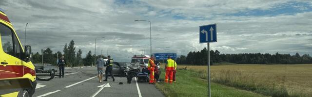 В Ида-Вирумаа столкнулись два автомобиля, одного пассажира отвезли в больницу 