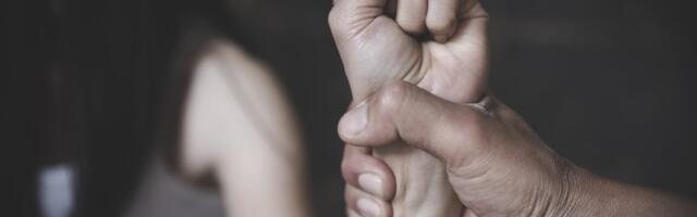 „В насилии виноват только насильник. Неважно, куда она пошла и во что была одета“. Почему наше общество уравнивает жертву и агрессора?