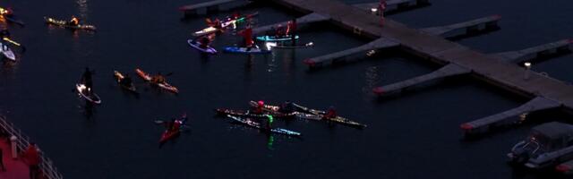 Праздник огней на воде: в Таллиннском заливе устроили заплыв в честь первого адвента