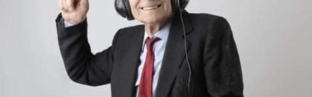 Врачи предупреждают: наушники повышают риск деменции