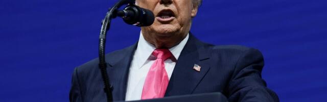 ВИДЕО | Трамп взорвал интернет ИИ-видео, где он и Роналду играют в мяч в Белом доме