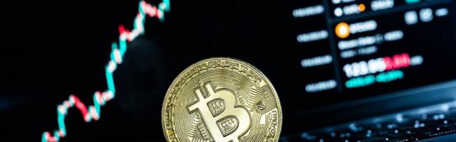 Цена биткоина превысила 75 000 долларов