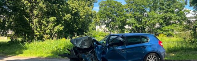 Водитель BMW потерял управление автомобилем и врезался в дерево