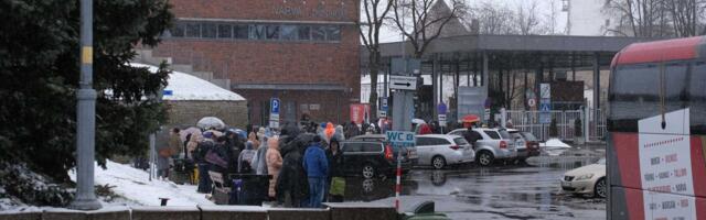 ВИДЕО | Cегодня очередь на границе в Нарве под снегопадом, а в воскресенье удастся снять пуховики