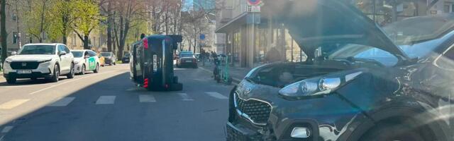 ФОТО | В центре Таллинна в результате ДТП перевернулась машина