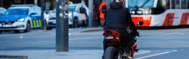 В центре Таллинна мотоциклист сбил пешехода, пострадавшего доставили в больницу