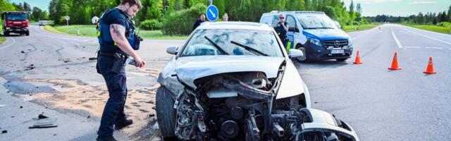 ФОТО И ВИДЕО | В Пярнумаа столкнулись BMW и Audi, пострадали три человека