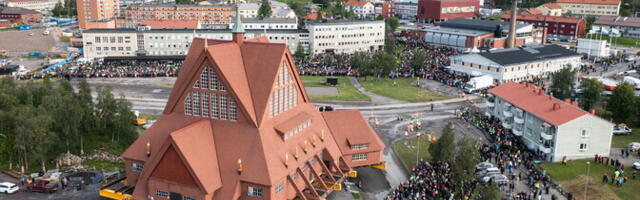 ФОТО: в Швеции церковь весом 672 тонны целиком перевозят на новое место