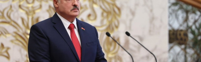 "Он сам должен был бы уйти в отставку еще два года назад". Лукашенко ответил Макрону на призыв покинуть пост
