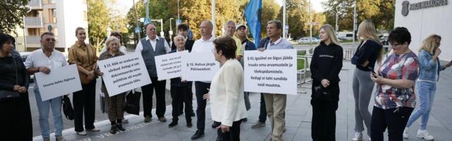 ФОТО | После длительной паузы процесс по делу Петерсона продолжился. Члены KOOS собрались у здания суда на пикет