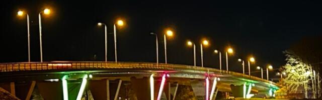 ФОТО: в Йыхви украсили подсветкой опоры виадука