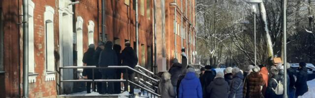 У небывало большой очереди к нарвскому ЗАГСу появился регулировщик