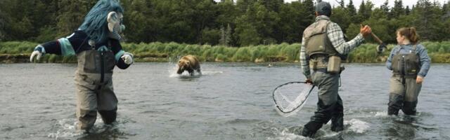 ВИДЕО | Игрок НХЛ и маскот едва не попали в лапы медведя во время съёмок на Аляске