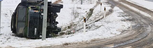 ФОТО | Военный транспорт из-за погодных условий оказался в кювете 