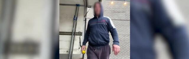 ВИДЕО | Водитель припаркованного на тротуаре грузовика ударил ногой снимавшего машину на видео человека