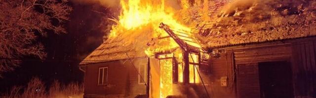 ФОТО: на хуторе в Пыльтсамаа произошел пожар, животных удалось спасти