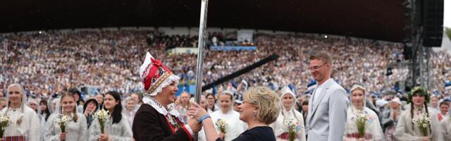 ФОТО | На Певческом поле зажгли праздничный огонь 
