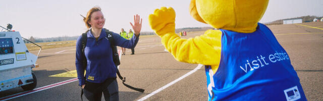 ФОТО: в Тартуском аэропорту поприветствовали участников этапа Кубка мира по биатлону в Отепя