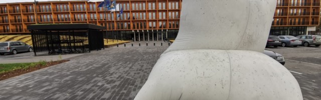 Гигантская подушка украсила одну из улиц Нарвы. В соцсетях развернулось горячее обсуждение