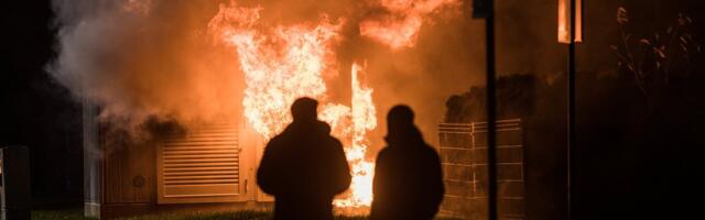 В Нарве возле автозаправки загорелся автомобиль