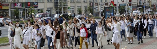Жители Минска вновь выходят на стихийные акции протеста. Сообщается о задержаниях и стрельбе