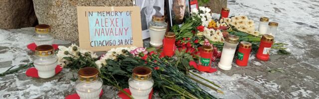 Фотоновость: тартусцы принесли цветы и свечи к мемориалу “Rukkilill” в память российского оппозиционера Алексея Навального
