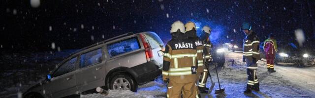 ФОТО и ВИДЕО | Не успели затормозить: при столкновении трех автомобилей два человека попали в больницу