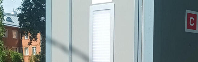 В уличном туалете в Ласнамяэ застрял человек