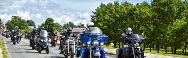 ВИДЕО | Беспечные ангелы: мотоциклисты на открытии сезона пересекли рельсы прямо перед поездом, полиция проводит проверку