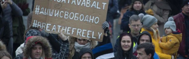 В Таллинне прошел пикет «антимасочников» — смотрите фото