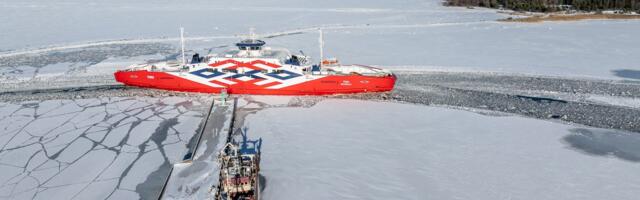 ФОТО | В порту Рохукюла суда и автомобили двигаются рядом