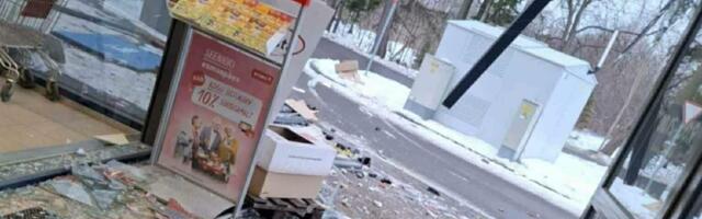 ФОТО | Пожилой водитель сдавал назад и врезался в магазин Rimi 