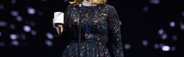 «Она стесняется своей новой внешности»: источник из окружения Адель рассказал о похудении певицы