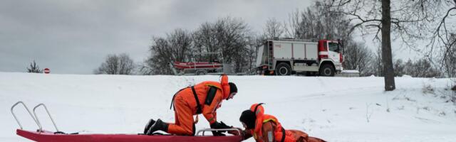 В Елгаве подо льдом погиб человек