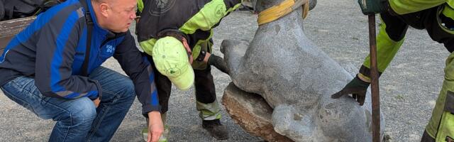 Облезших львов с нарвского променада увезли на реставрацию