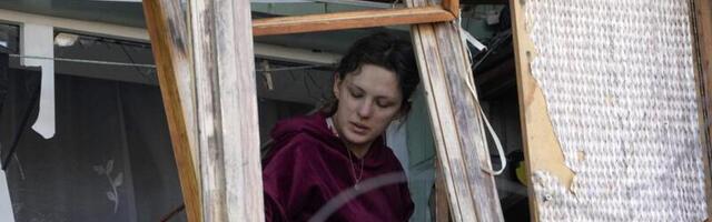 ВИДЕО | "Освободители? Освободили нас от квартиры". Жители поврежденного снарядом киевского дома показывают разрушения