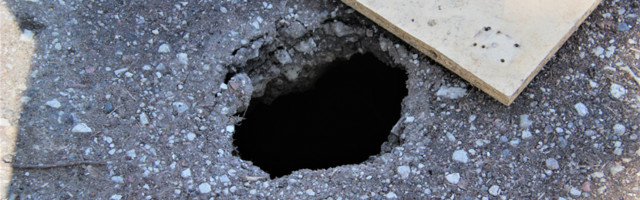 Провал в асфальте на Спорди, 2 уже засыпали