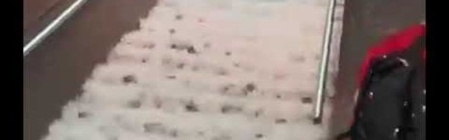 ВИДЕО | В Москве — ураган и "суперливень". Рушатся части зданий, вода сносит машины, люди переплывают дороги