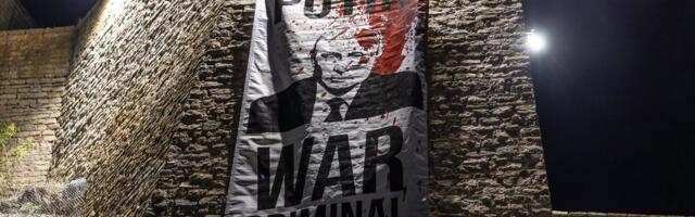 ФОТО | „Путин – военный преступник“: огромный антивоенный плакат вновь появился в полночь 9 мая на стене Нарвского замка