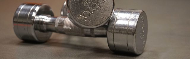 Хиты продаж в интернете во время изоляции: машинки для стрижки волос, гантели и веб-камеры